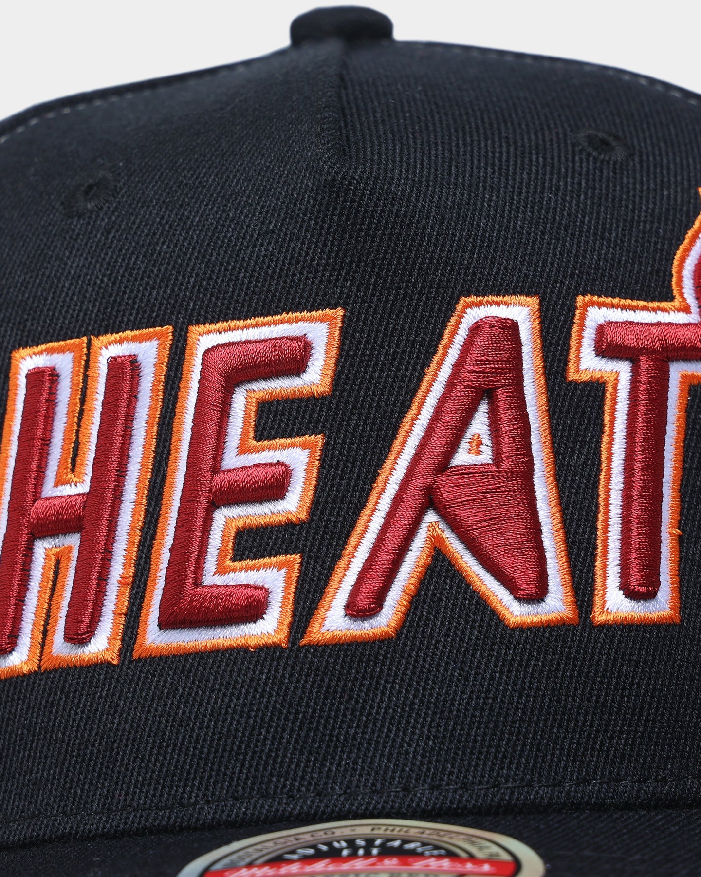 Mitchell & Ness Miami Heat XL Short Hook Classic Red Snapback Black