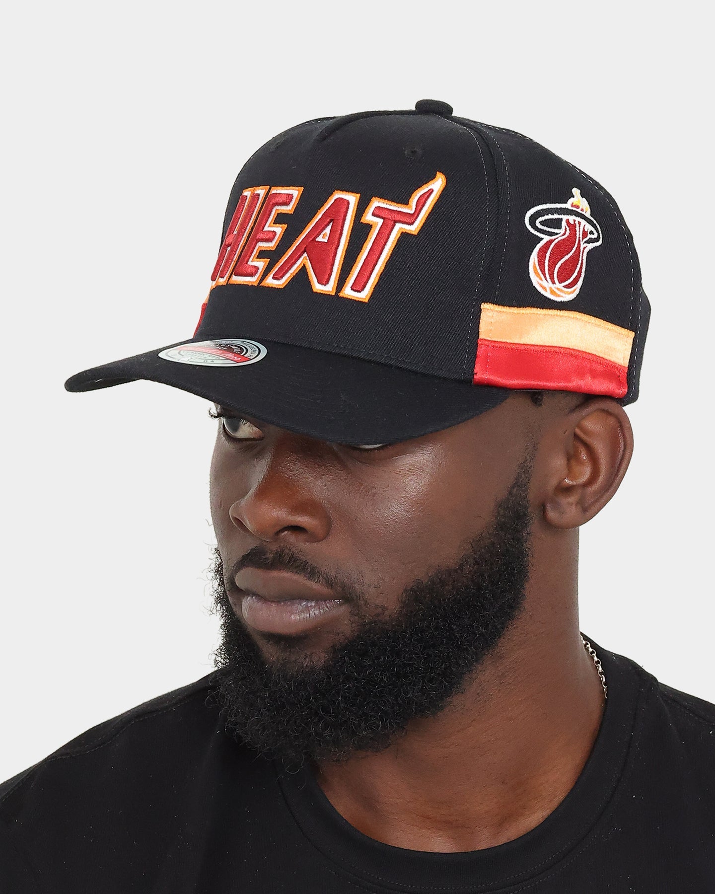 Mitchell & Ness Miami Heat XL Short Hook Classic Red Snapback Black