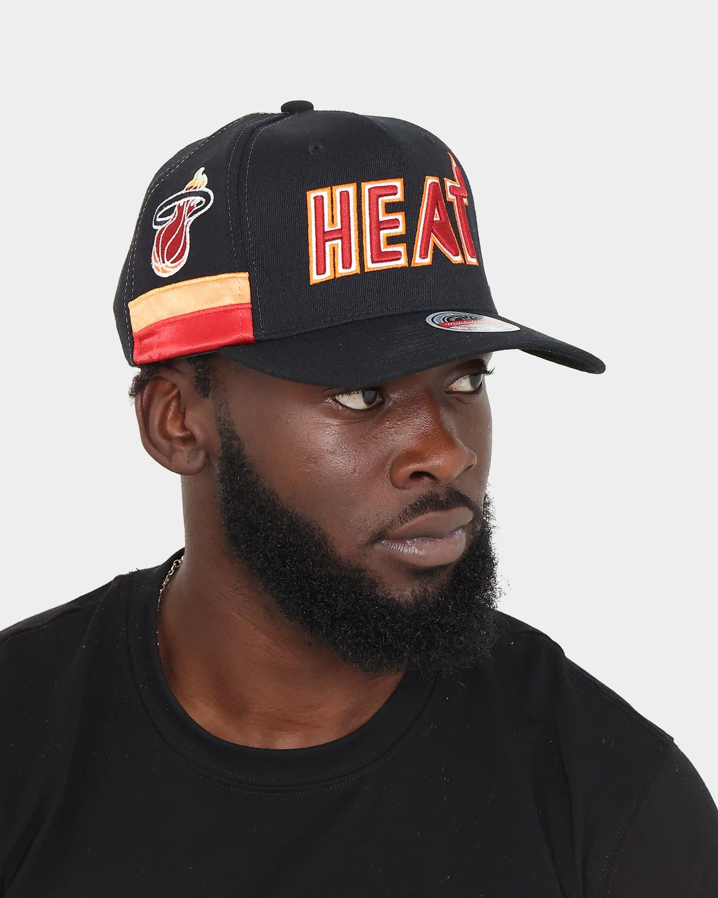 Mitchell & Ness Miami Heat XL Short Hook Classic Red Snapback Black