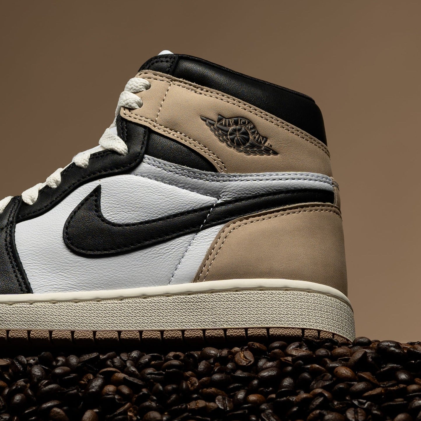 Women's Air Jordan 1 Retro High OG 'Latte' - Black/Legend Medium Brown